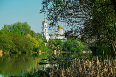 Ortodoks katedraline bakan küçük bir Ukrayna kasabasında ilkbaharın başlarında.