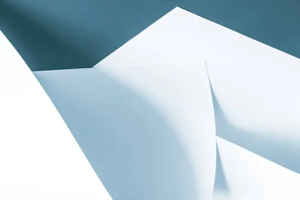 Çeşitli yaratıcı çözümler için arka plan olarak soğuk tonlu kağıt kağıtlar.