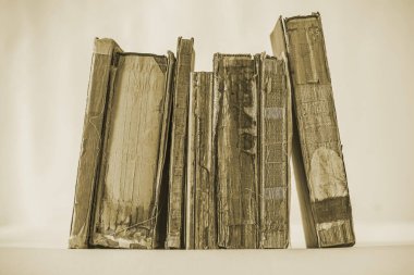Eski bir tonda yırtık ciltli kitaplar.
