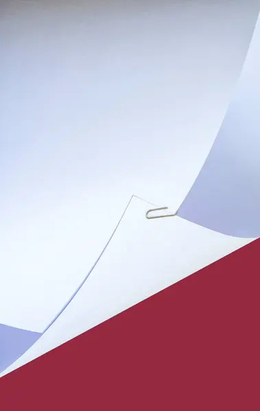 Kırmızı zemin üzerinde bir sayfa kağıt.