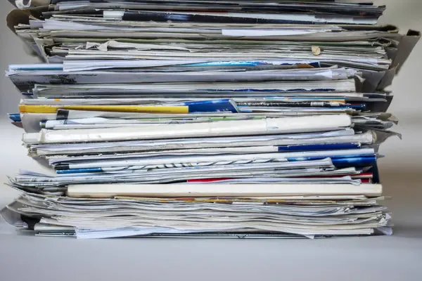 Masadaki eski gereksiz kağıtlar ve fiyat listeleri - atık kağıt gibi.