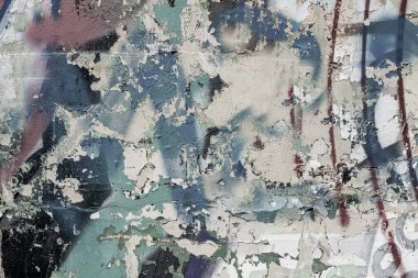 Şehir duvarına yazılan grafitilerin soyutlanması. Renkli soyut arka plan. Eski, çatlak, arka plan olarak duvardaki boyayı soyuyordum. Tarafsız, sakin renklerde soyut bir arka plan..