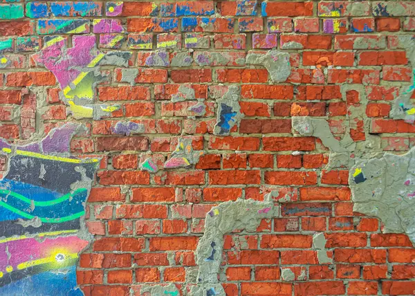 Şehir duvarına yazılan grafitilerin soyutlanması. Renkli soyut arka plan. Eski, çatlak, arka plan olarak duvardaki alçıyı soyuyorlar..