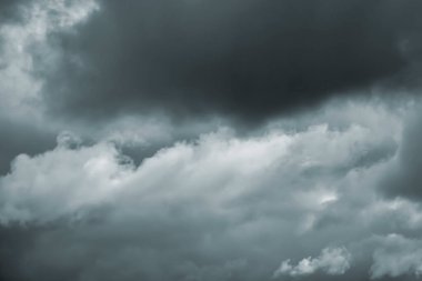 Yaz yağmurundan önce kara kümülüs bulutları.