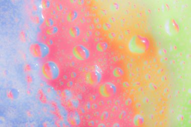Renkli resimli pastel renklere sahip soyut bir arkaplan. Makro sıvı maddeler. Biyoloji, fizik veya kimya. Uzay, evren. Su kabarcıkları.