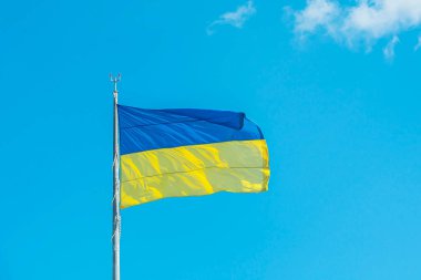 Mavi gökyüzüne karşı Ukrayna bayrağı.