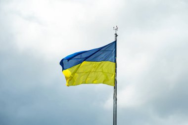 Mavi gökyüzüne karşı Ukrayna bayrağı.