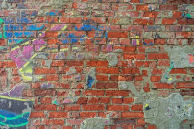 Şehir duvarına yazılan grafitilerin soyutlanması. Renkli soyut arka plan. Eski, çatlak, arka plan olarak duvardaki boyayı soyuyorlar..
