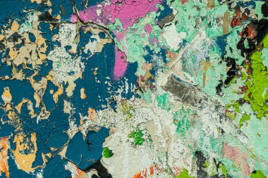 Soyut: Şehir duvarına dökülen graffiti. Renkli soyut arka plan. Eski, çatlak, soyulmuş boya arka plan görevi görüyor..