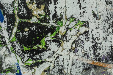 Duvarın tabanından alçı ve boya soyularak soyuluyor..