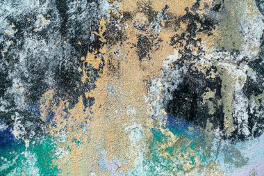 Duvarın tabanından alçı ve boya soyularak soyuluyor..