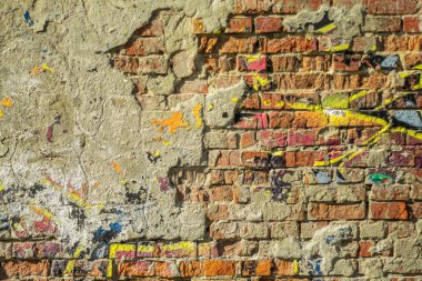 Duvarın tabanından alçı ve boya soyularak soyuluyor..