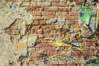 Duvarın tabanından alçı ve boya soyularak soyuluyor..