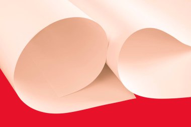 Kırmızı arkaplanda kağıtlar.