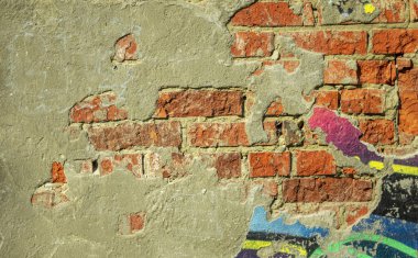 Duvarın tabanından alçı ve boya soyularak soyuluyor..