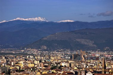 Arka planda karla kaplı dağların olduğu yerden çekilen hava görüntüsü.