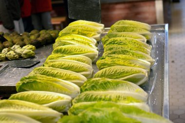 Valencia İspanya 'nın merkez pazarında satışa sunulan organik marul..