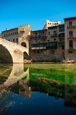  Ortaçağ Valderrobres kasabasından geçen Matarraa Nehri 'ndeki yansıma. Teruel İspanya.