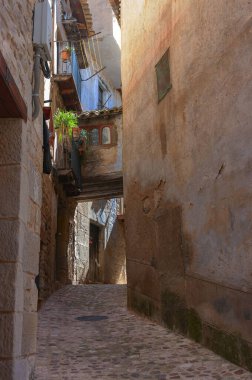 Valderrobres kasabasında güzel bir ortaçağ caddesi. Teruel İspanya.