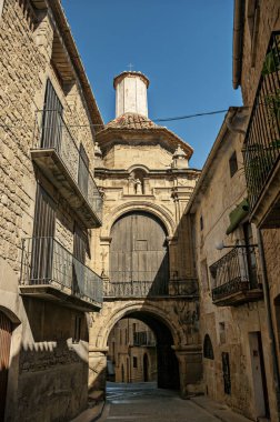 Matarra bölgesindeki ortaçağ kasabası Calaceite 'in giriş kapısı. Teruel İspanya.