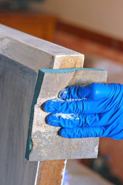  Beyaz boya vermek için ahşabı zımparalıyorum.