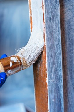 Yenilemek için eski bir mobilyayı beyaza boyuyorum..