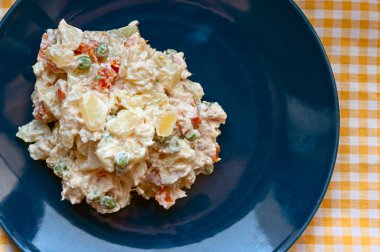 Patatesli salata, havuç, ton balığı, bezelye, yumurta, mayonez, tuz ve biber..