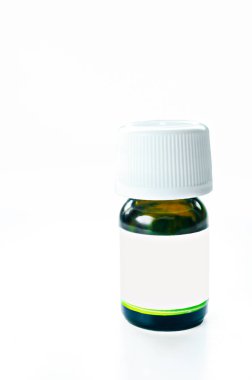 Eczane ilaçları için beyaz arka planı olan konteynır.