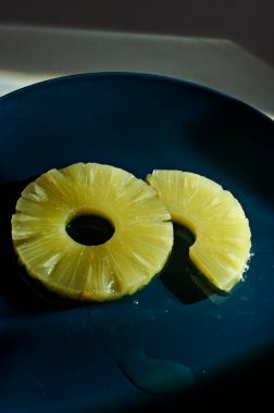 İspanyol sahilindeki meyve bahçesinden organik ananas dilimleri..