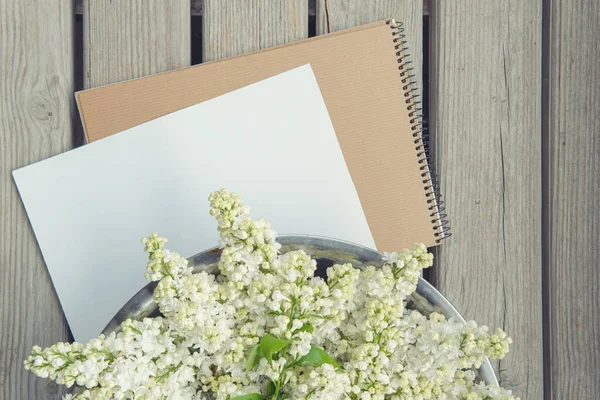 Bílá Papírová Karta Detailními Bílými Šeříkovými Květy Dřevěným Pozadím — Stock fotografie