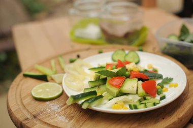 Evde salatalık ve domatesli yaz salatası.