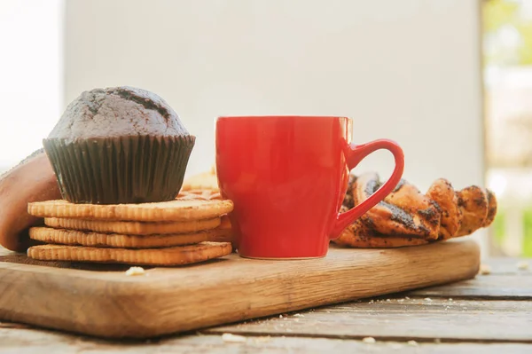 Lege Ruimte Rode Koffiebeker Template Met Chocolade Muffin Outdoor City — Stockfoto