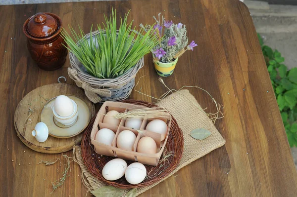 在老式木制桌子上的天然蛋盒中的有机生鸡蛋 顶视图 — 图库照片