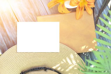 Boş beyaz kağıt listesi olan fotoğraf şablonu, kahverengi boş defter ve şapka, palmiye yapraklı yaz tarzı