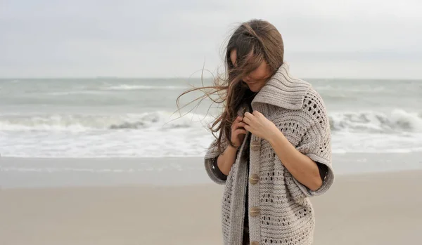 年轻的黑发女子穿着针织毛衣 在海边远足 天气晴朗 — 图库照片