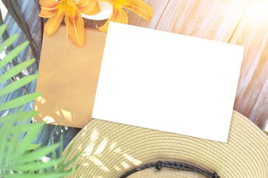 Boş ahşap çerçeve, bir fincan kahve, ip ve büyüteç, açık hava yaz fotoğrafı, deniz tarzı, palmiye gölgesi