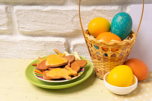 Wielkanocna Kartka Koszykiem Pisankami Talerzem Ciasteczkami Świątecznymi Stole Kuchennym — Zdjęcie stockowe