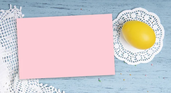 用黄色鸡蛋和针织餐巾做为复活节背景的黄纸空白表 — 图库照片