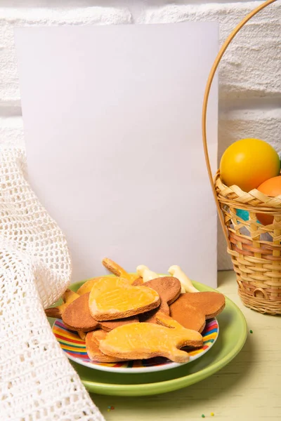 Wielkanocna Kartka Koszykiem Wielkanocnych Kolorowych Jaj Talerz Ciasteczkami Białym Pustym — Zdjęcie stockowe
