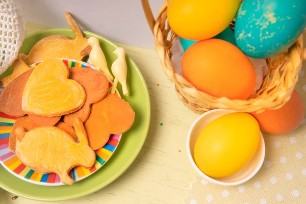 Lista Blanca Vacía Sobre Fondo Pascua Con Huevos Colores Galletas —  Fotos de Stock