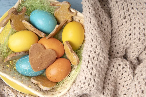 舒适的复活节背景 配上彩蛋和节日自制饼干 — 图库照片