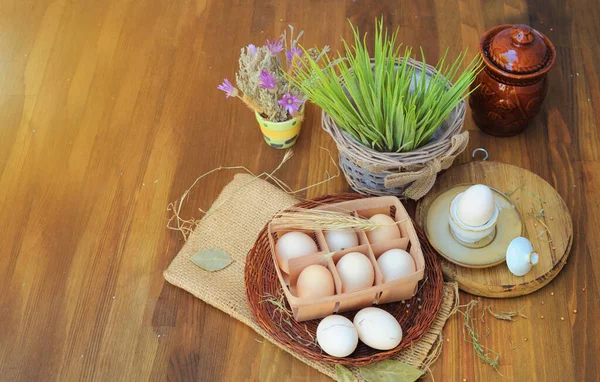 Органические Сырые Куриные Яйца Натуральной Коробке Яйцами Деревянном Фоне — стоковое фото
