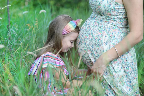 Wenig Traurig Mädchen Mit Sie Schwanger Mama Outdoor Park — Stockfoto