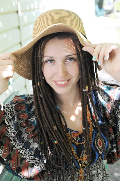 快乐的年轻女子画像 发型可怕 穿着波荷风格的衣服 头戴帽子 看着相机 — 图库照片