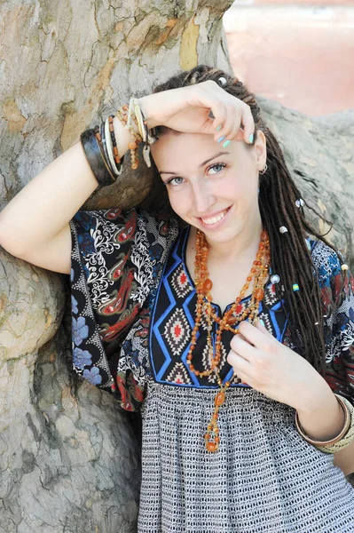 Радостный Портрет Молодой Женщины Дредами Позирующей Солнечном Открытом Парке Смотрящей — стоковое фото