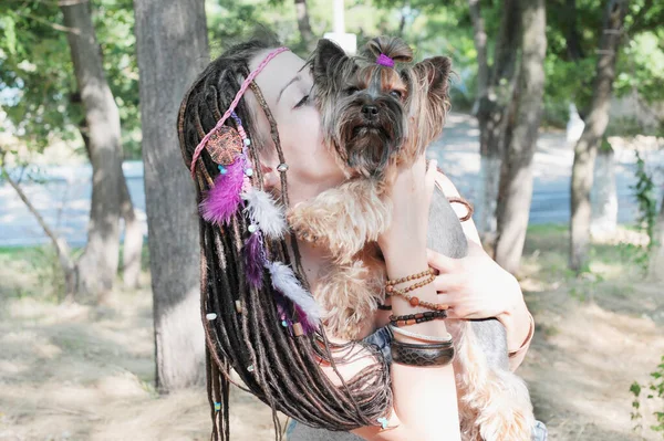Hippie Dospívající Dredy Její Mazlíček Pes Mají Odpočinek Parku — Stock fotografie