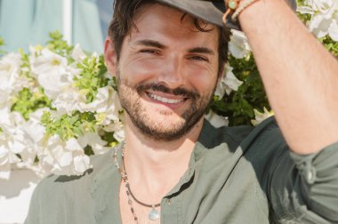 Yakışıklı yetişkin bir adam açık hava yaz portresi