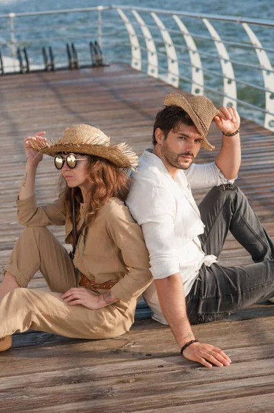 Touristenpaar Posiert Mit Hüten Freien Der Küste — Stockfoto