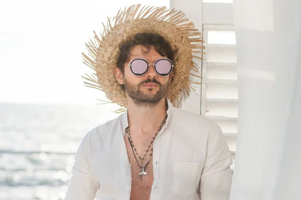 Hezký Muž Oblečený Slamáku Bílé Košili Venkovní Portrét Proti Mořské — Stock fotografie