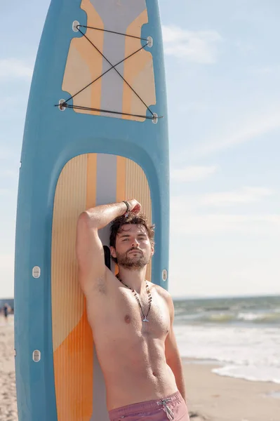 Mladý Surfař Muž Venkovní Portrét Pózování Blízkosti Surfu — Stock fotografie